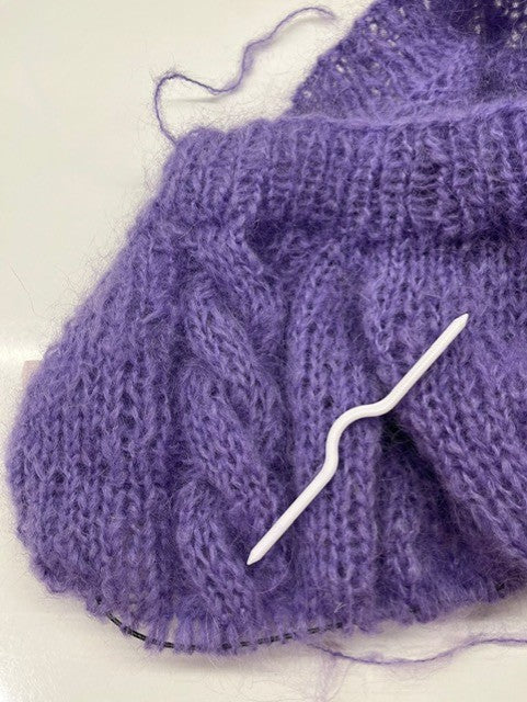 Cable knitting needle