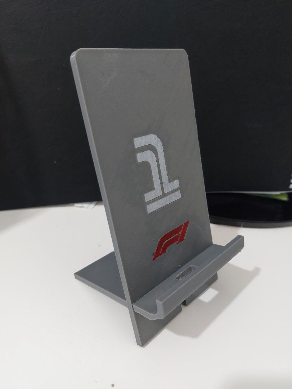 Supporto telefono F1 | F1 phone stand