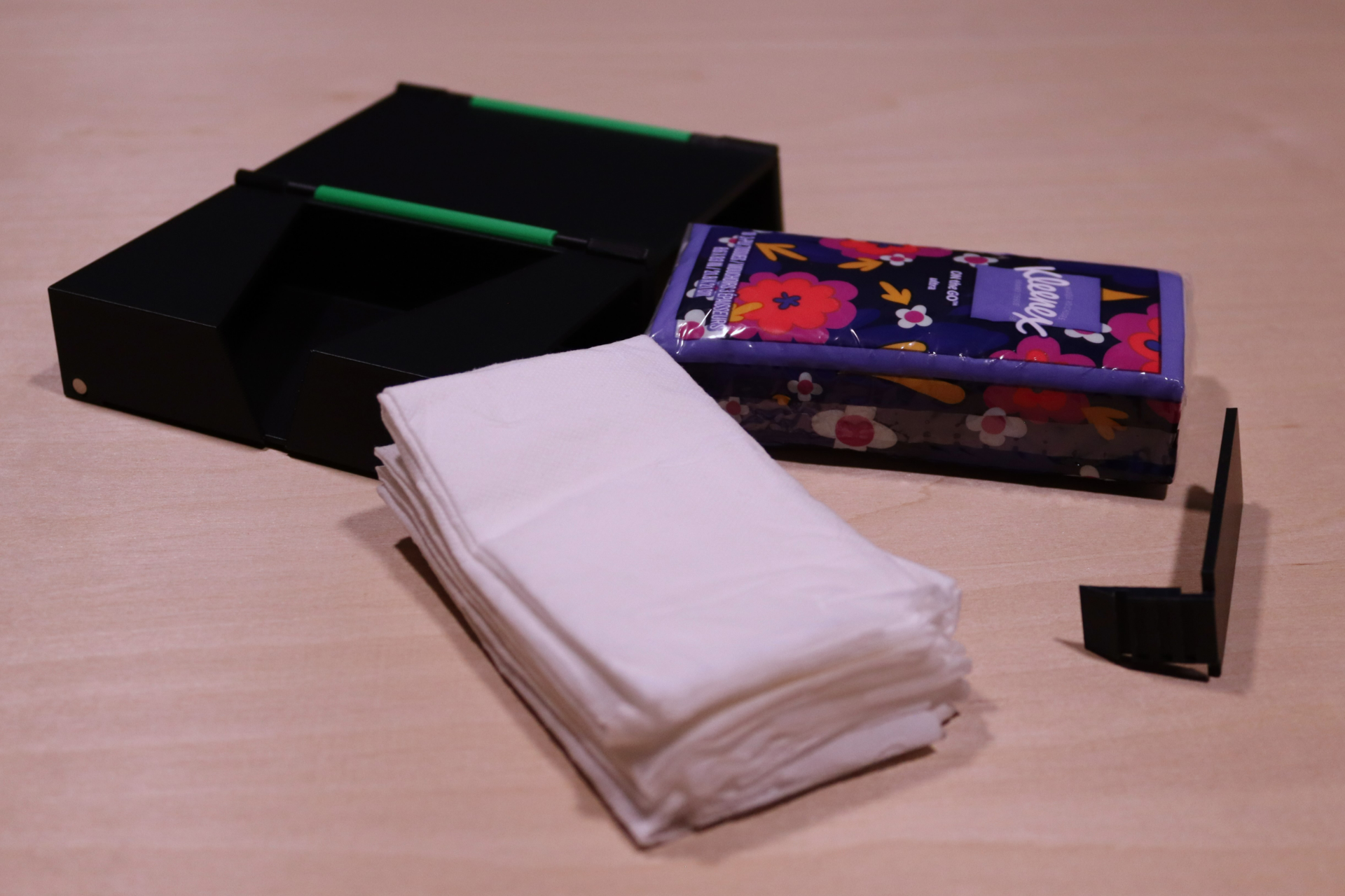Portable Tissue Holder