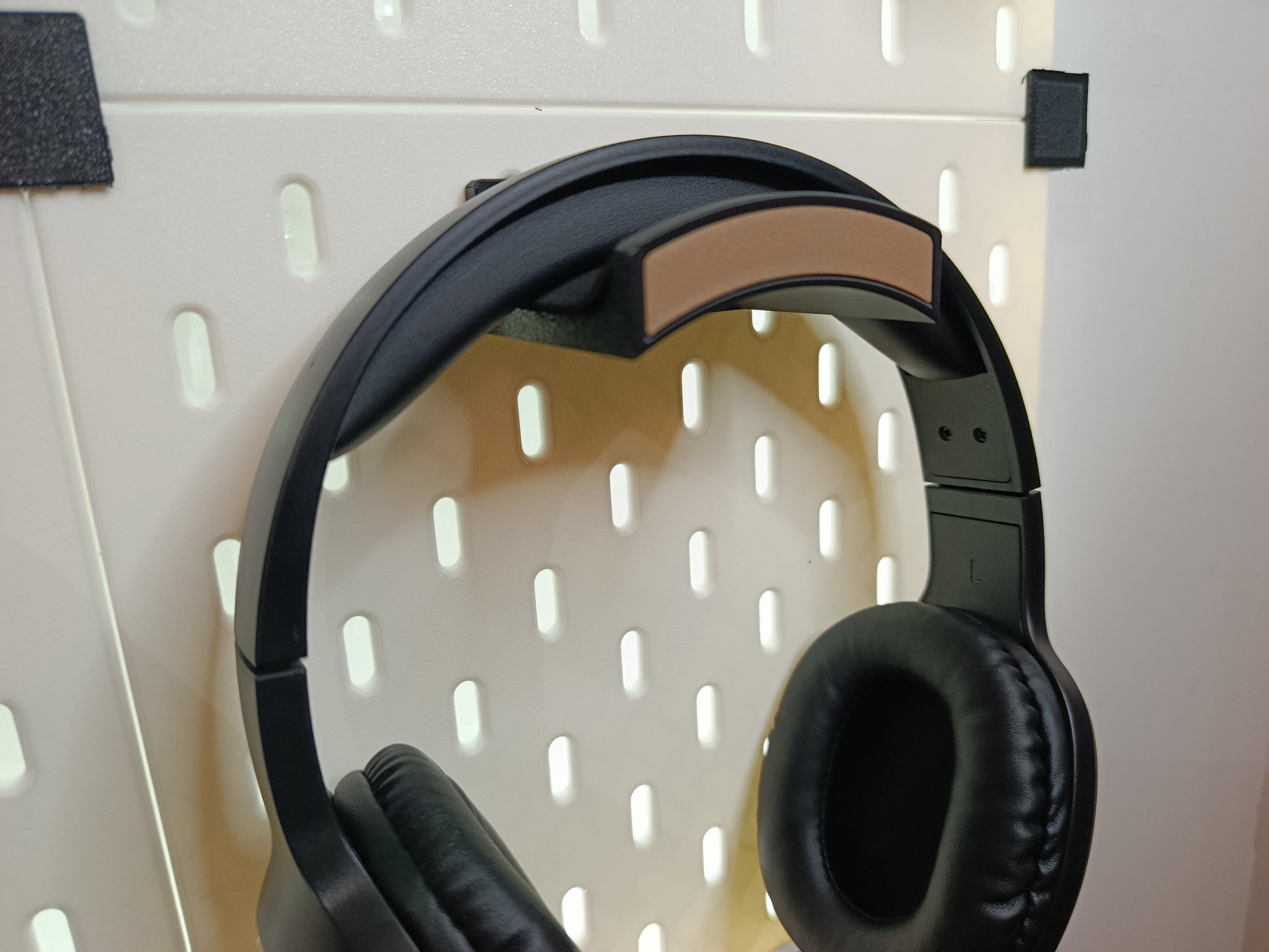 Universal headset stand for IKEA SKADIS