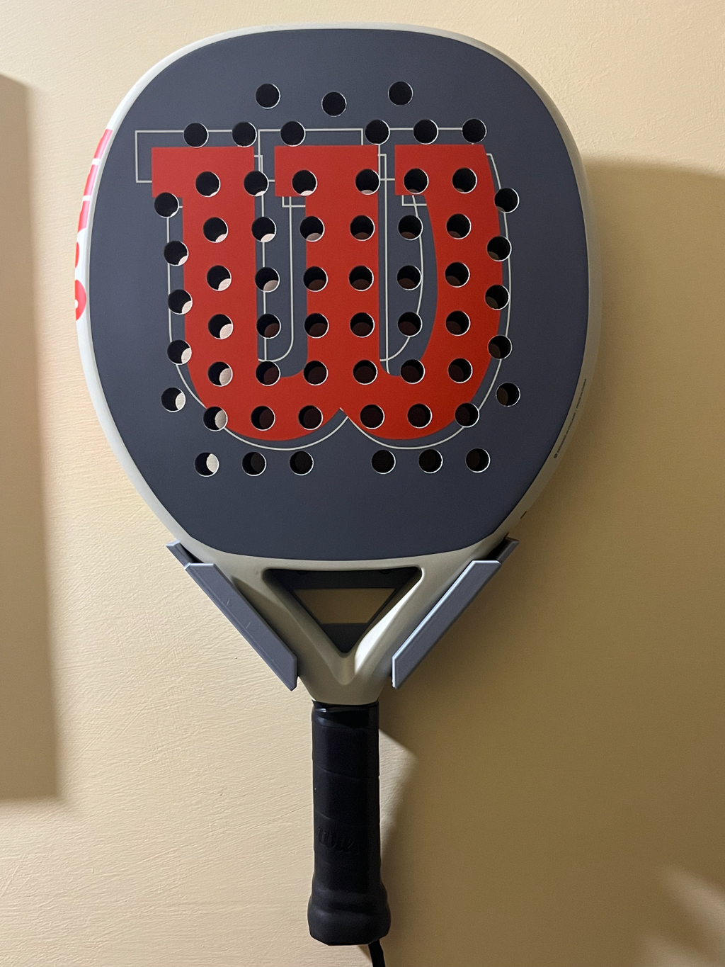 Supporto a muro per racchetta padel