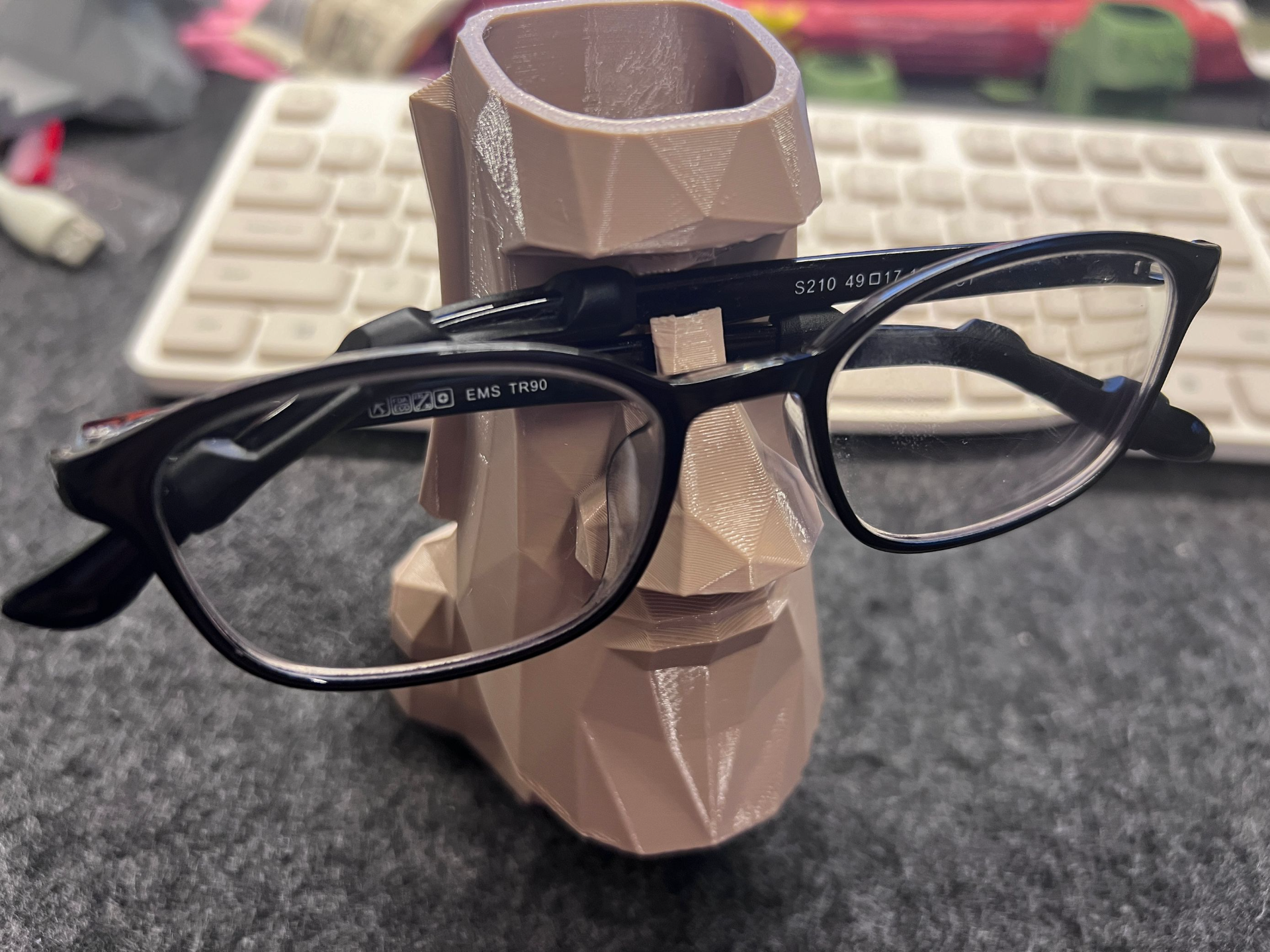 oai eyeglasses phone pencil holder 摩艾石像眼镜手机架笔筒