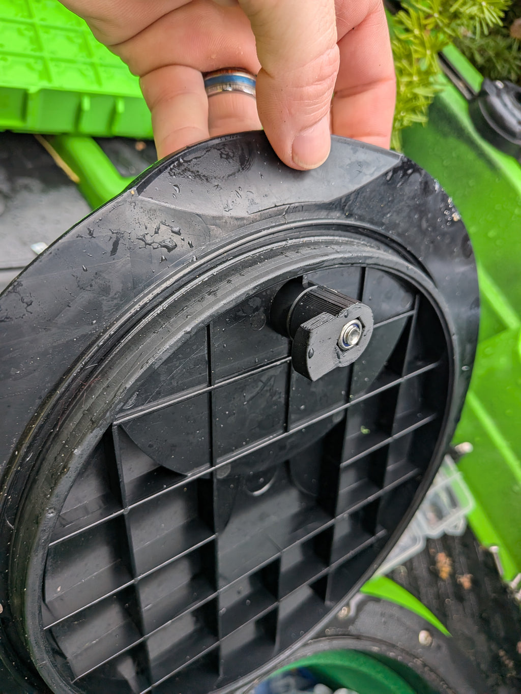 Kayak hatch latch
