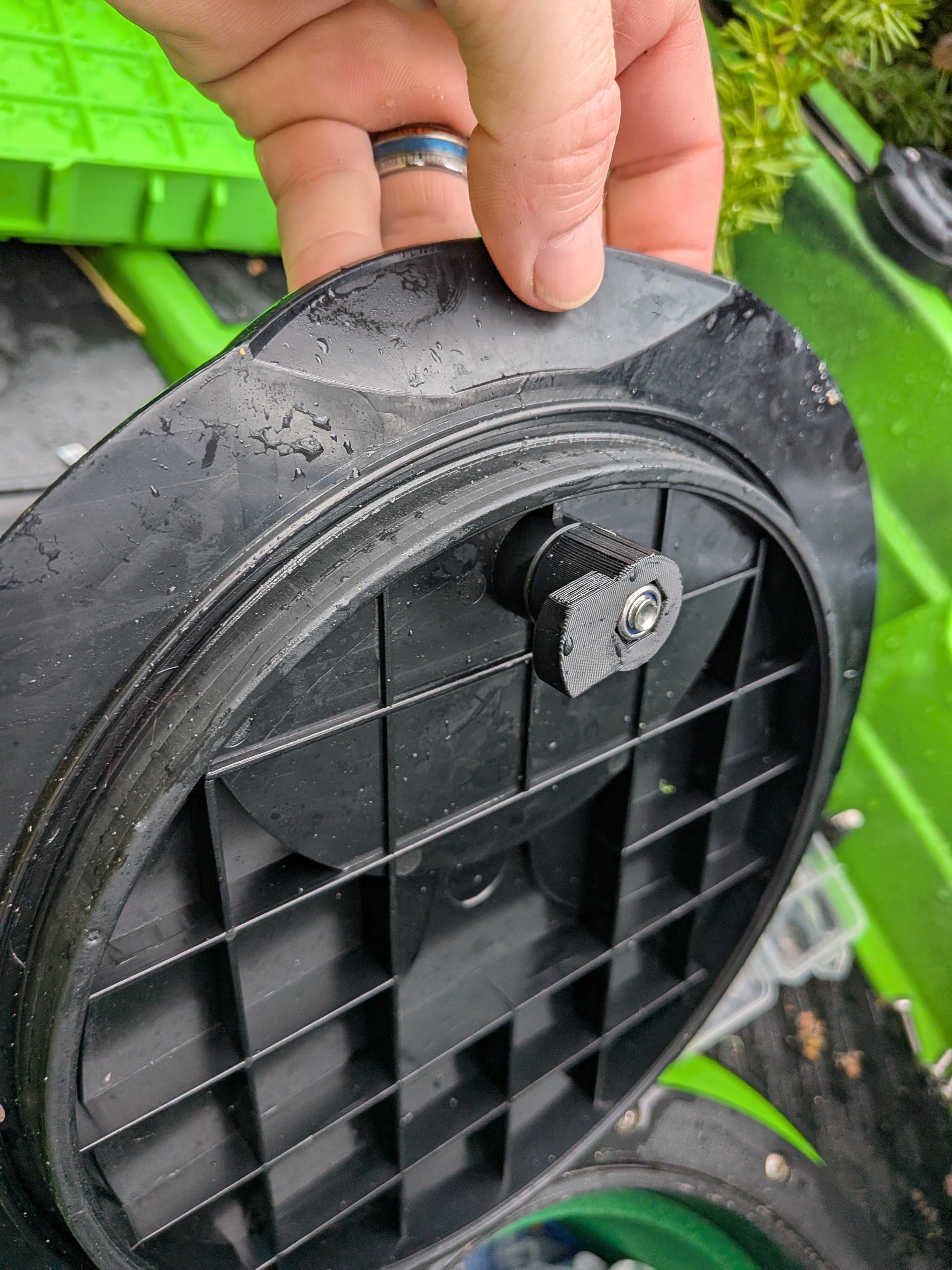Kayak hatch latch