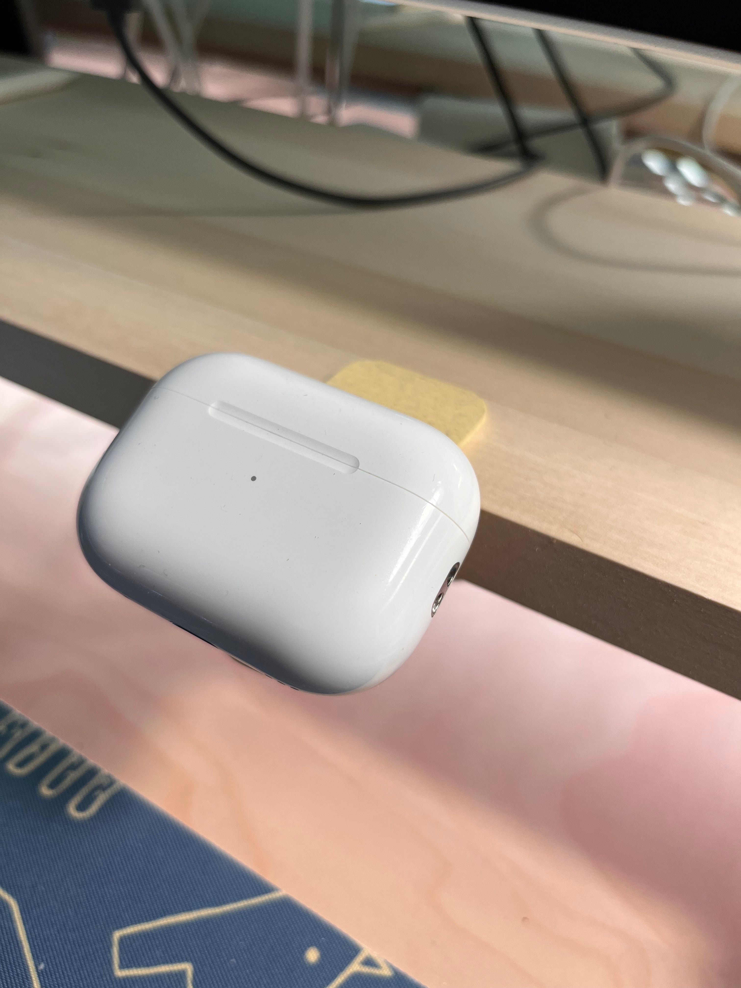 Apple Watch (AirPods) MagSafe desk shelf clamp
