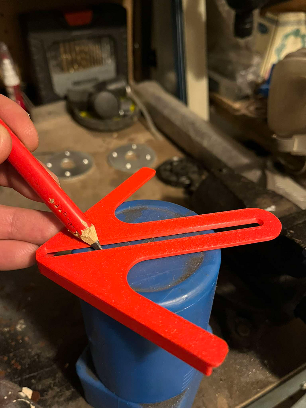 Centering device for finding the center