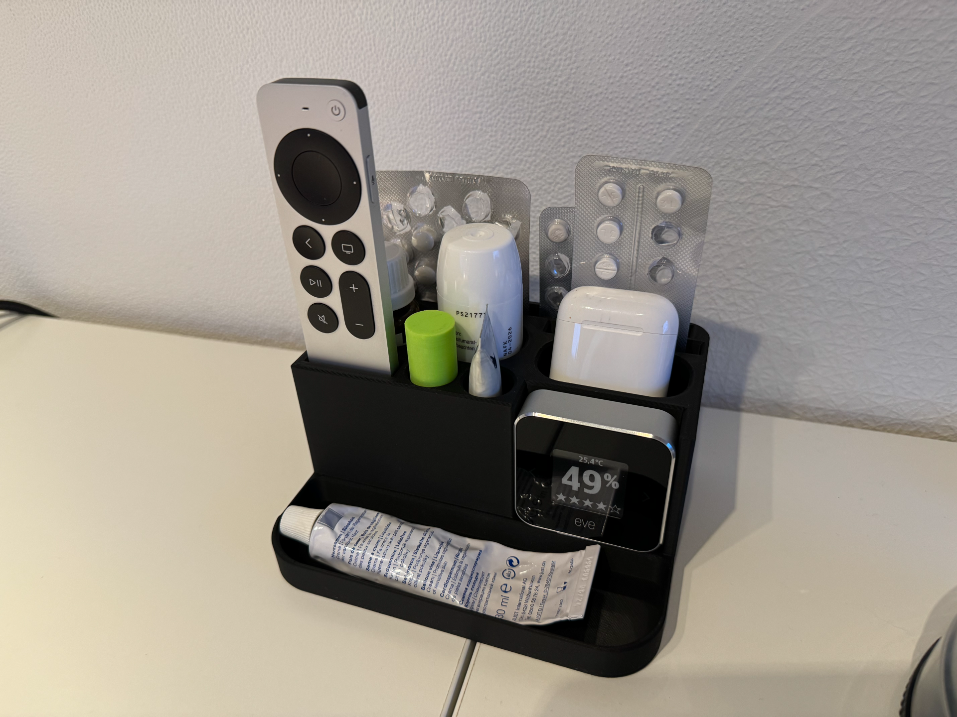 Organizer bedside table for medicine, Apple TV Remote, Airpods, Eve Room and more...