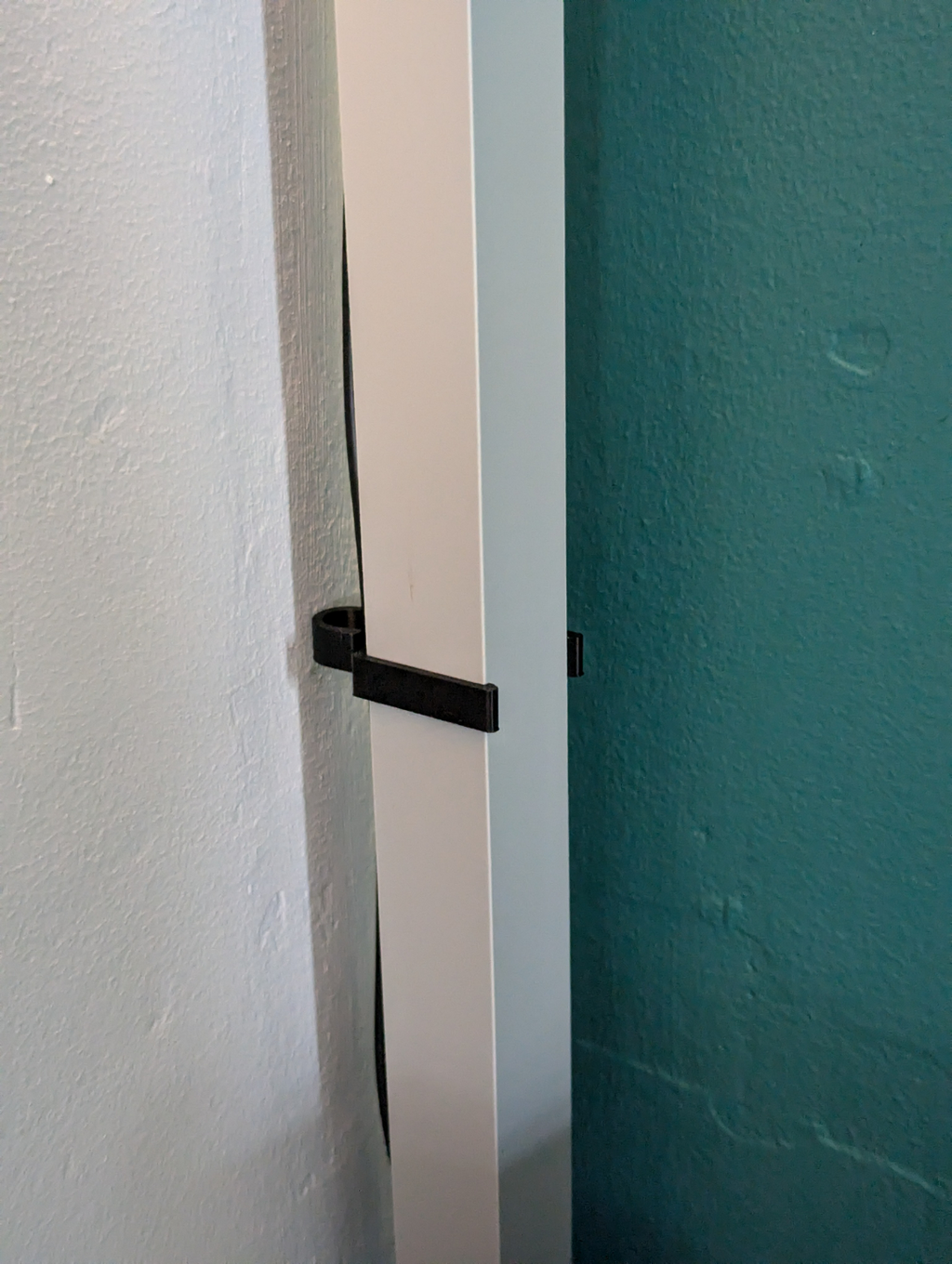 Cable tidy bracket for square leg