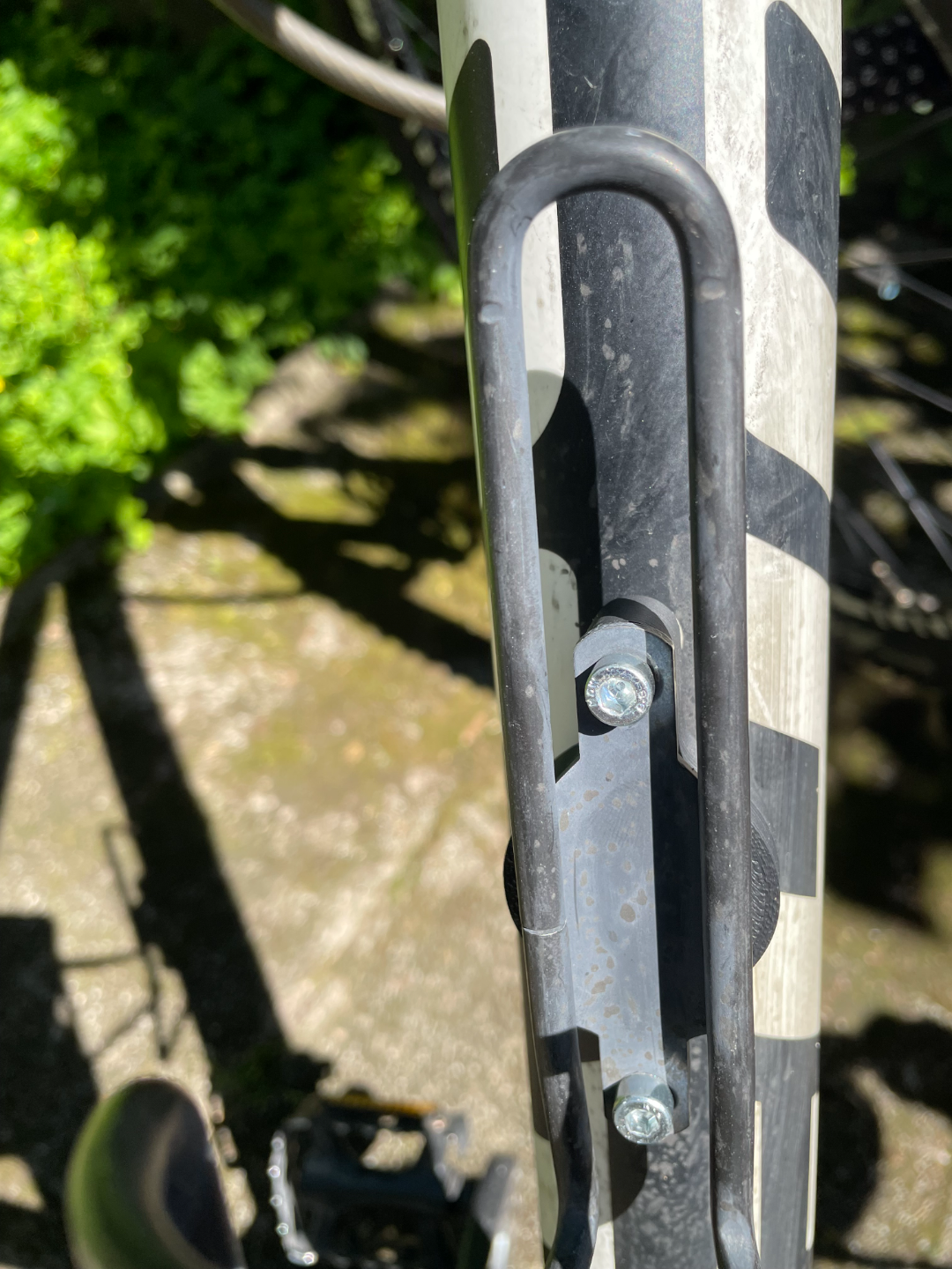 Apple Airtag holder for bike bottle mount
