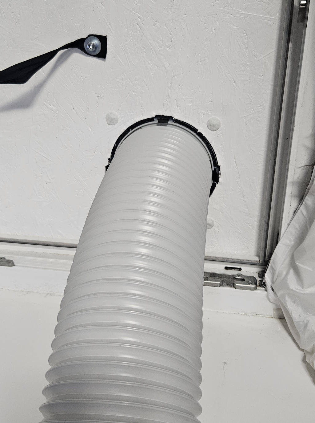 Air conditioner vent outlet with flaps