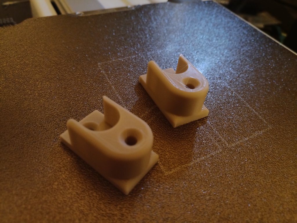 Simple dowel blind hanger