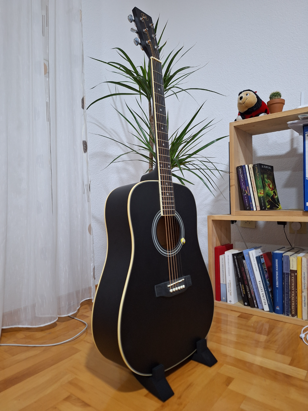 Guitar stand