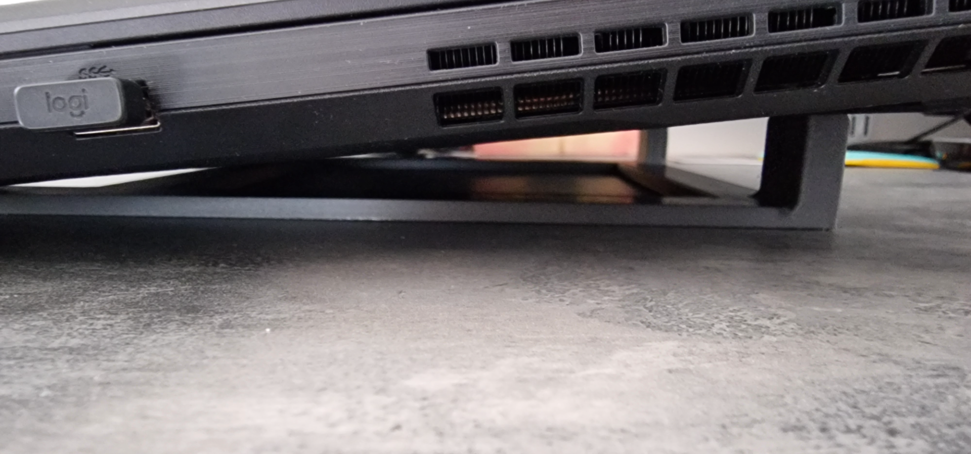 Laptop stand