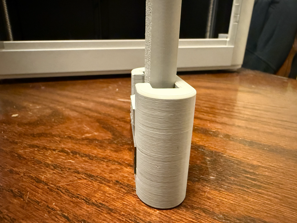 Scraper with shorter thumb grip for a flush mount