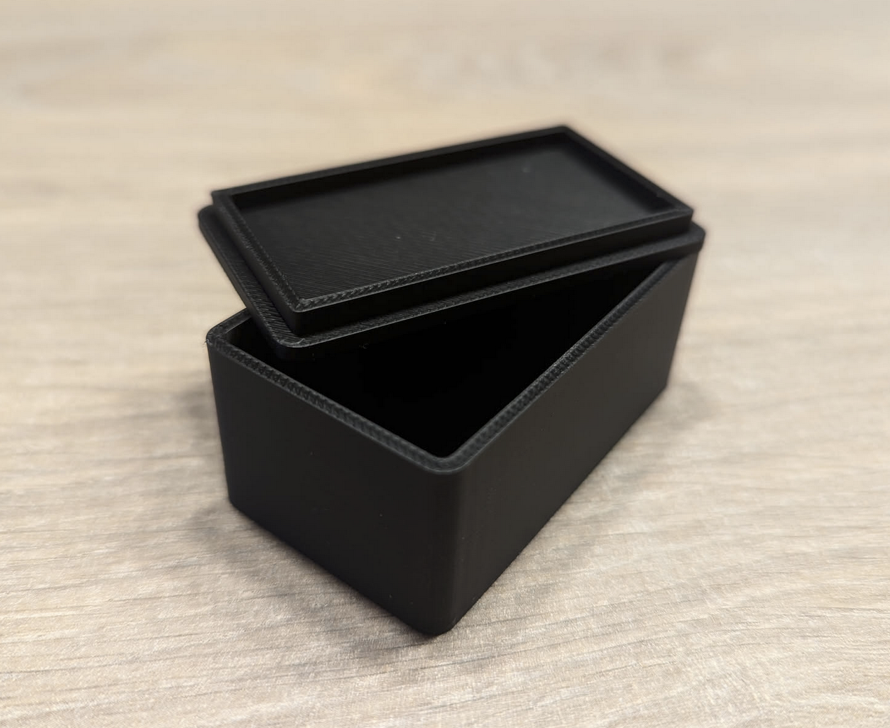 Box with rounded corners and lid