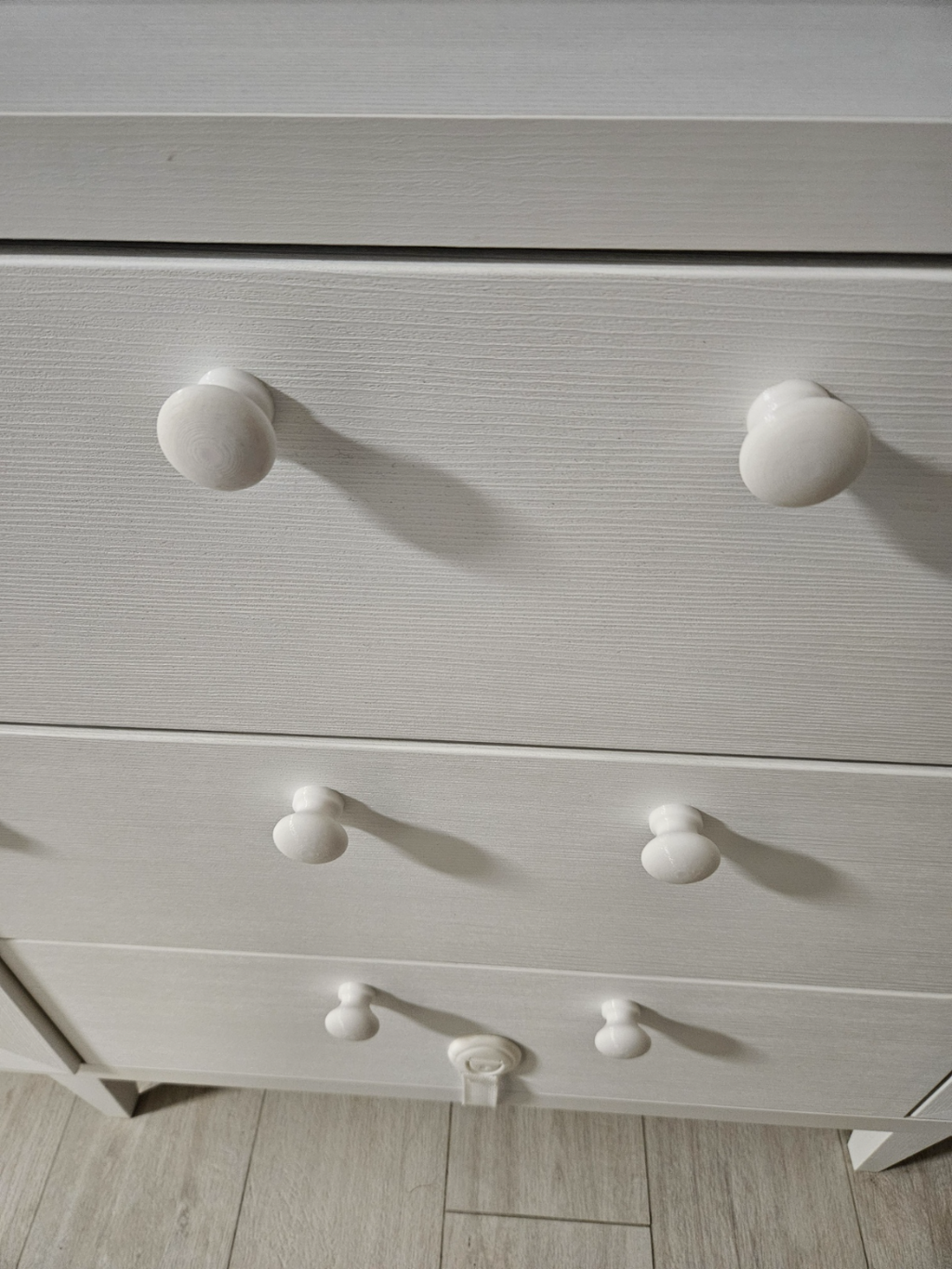 Simple movable knob