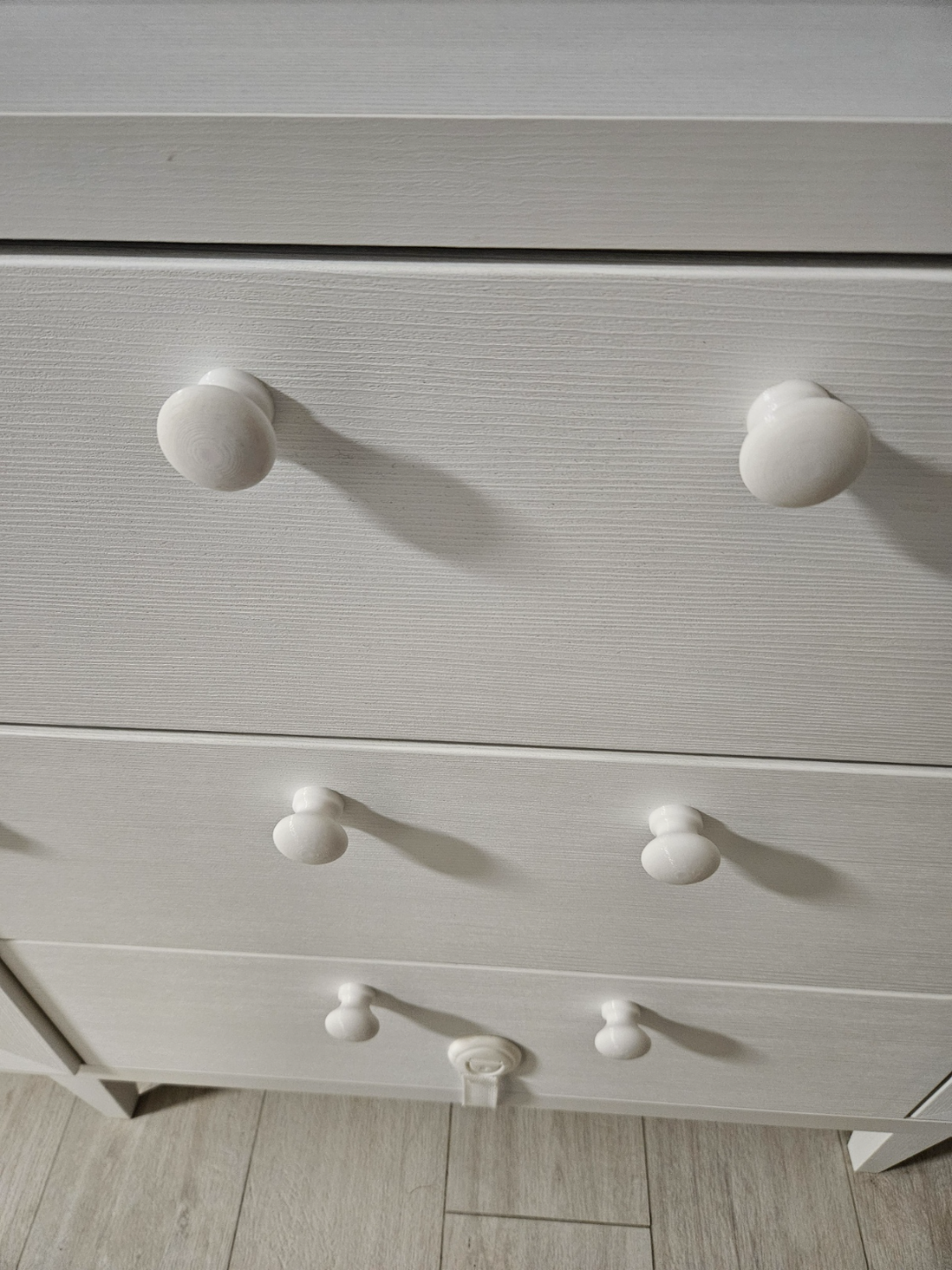Simple movable knob