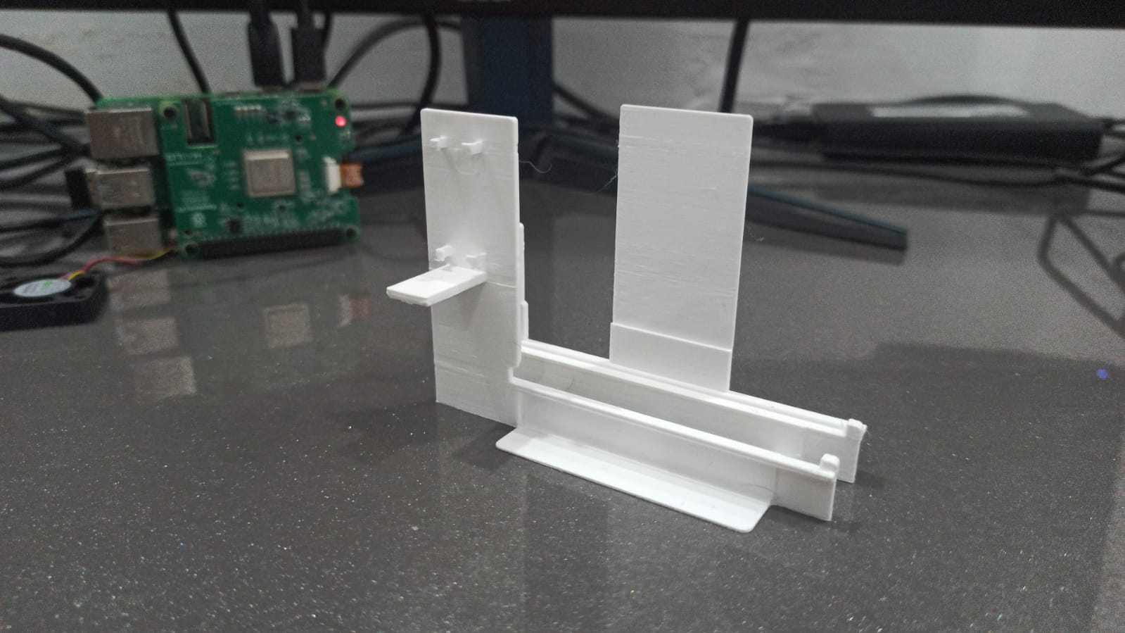 RPi 5 & AI HAT+ Vertical Stand (Low Filament)