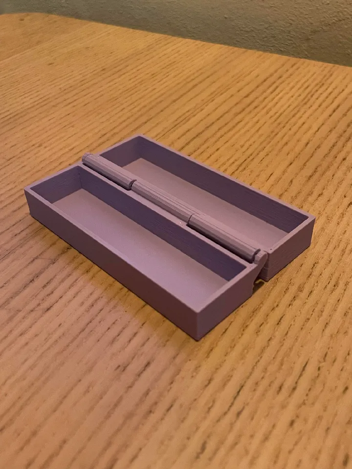 Box with hinge