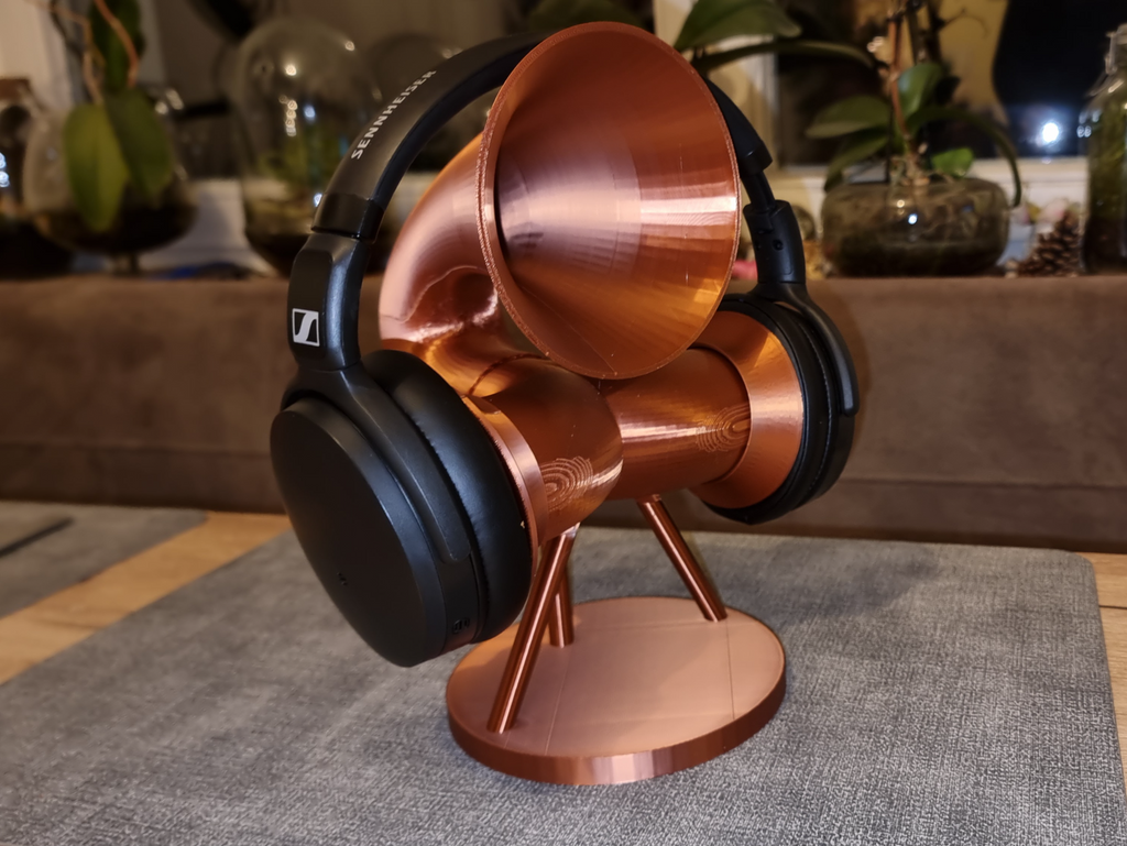 "GramoStand" – Headphone Stand and Sound Amplifier