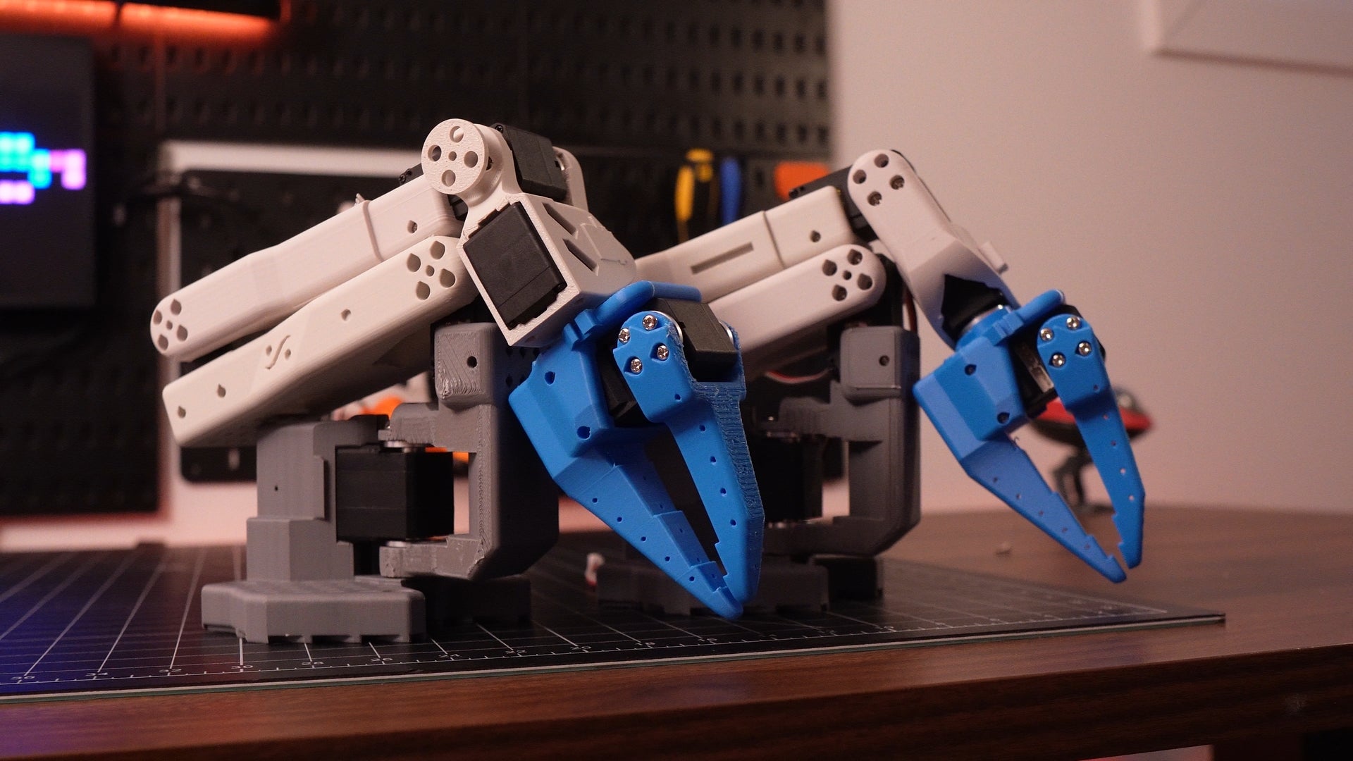 Qubit, The Desk Robot