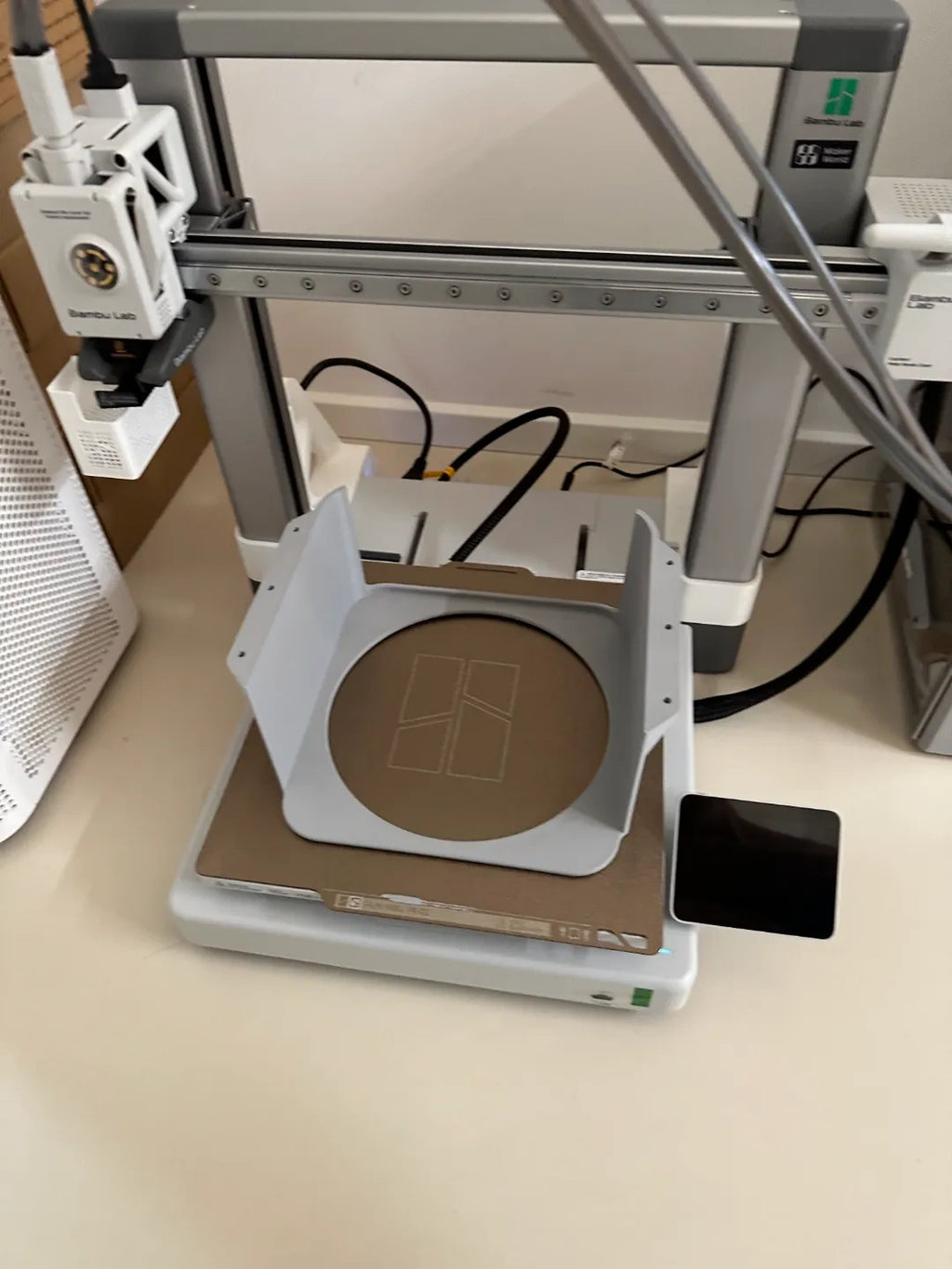 Mac Studio 的桌下支架