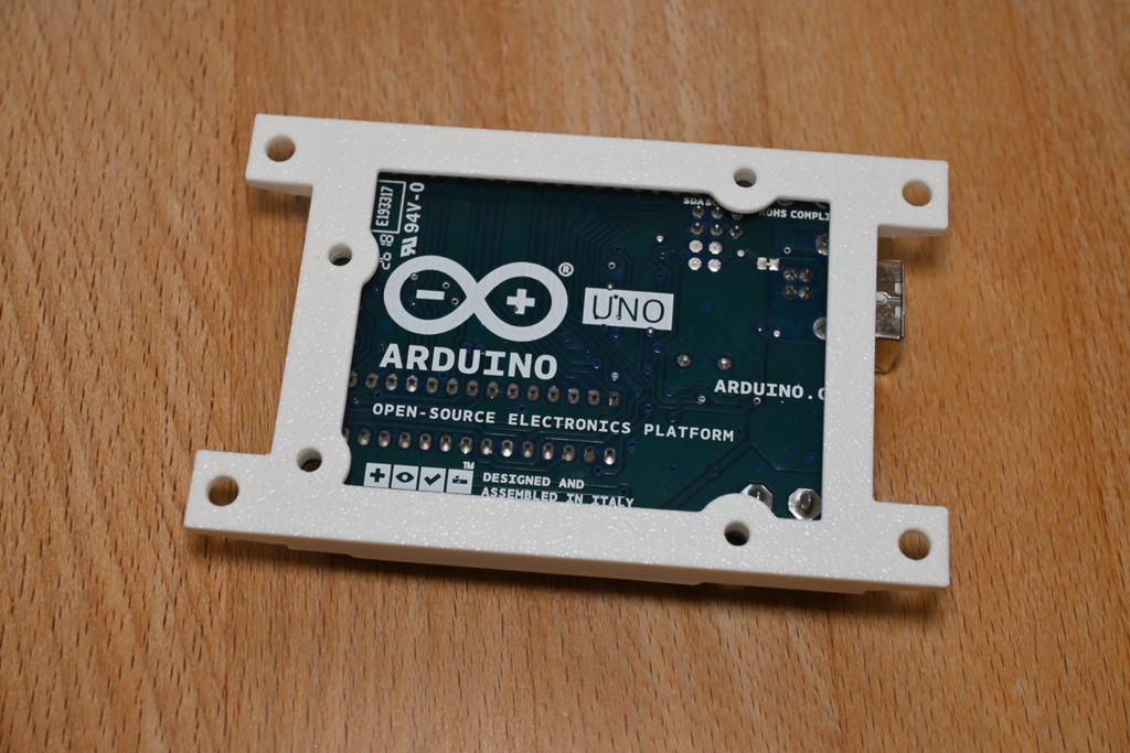 Open, snap-in Arduino UNO mount