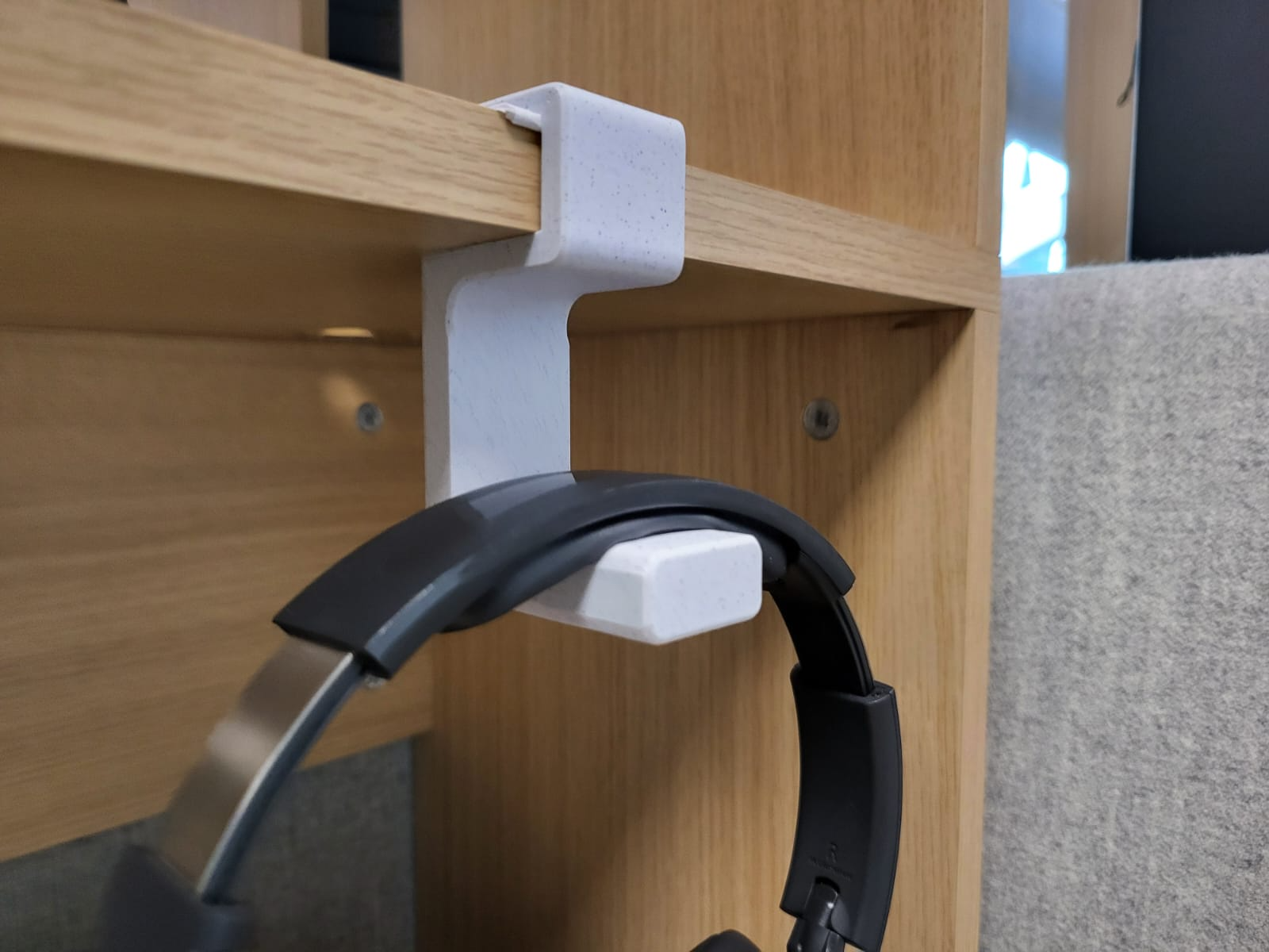 Simple headphones holder