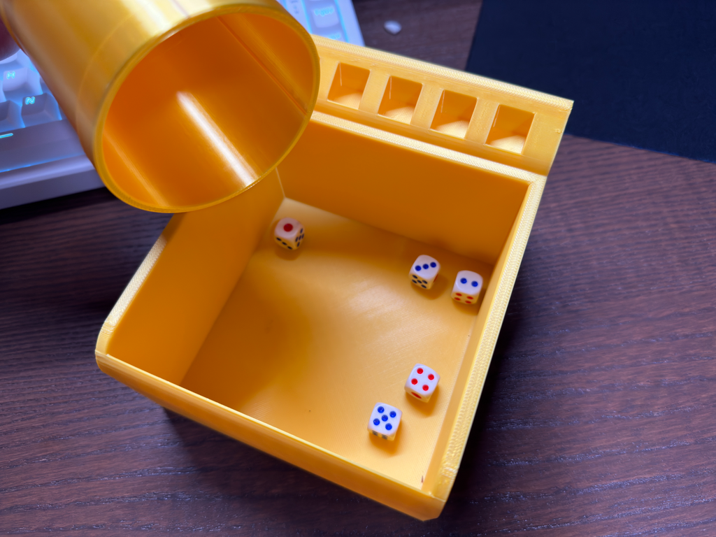 Yahtzee Playbox & Dice Cup