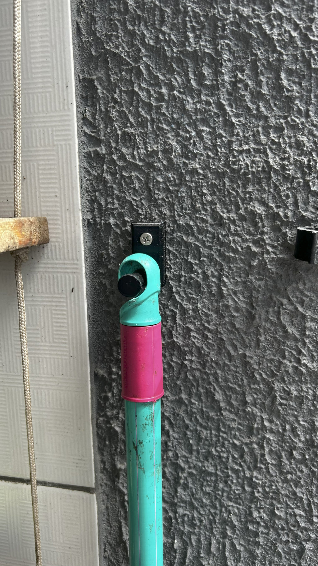 Suporte de Parede para Vassoura