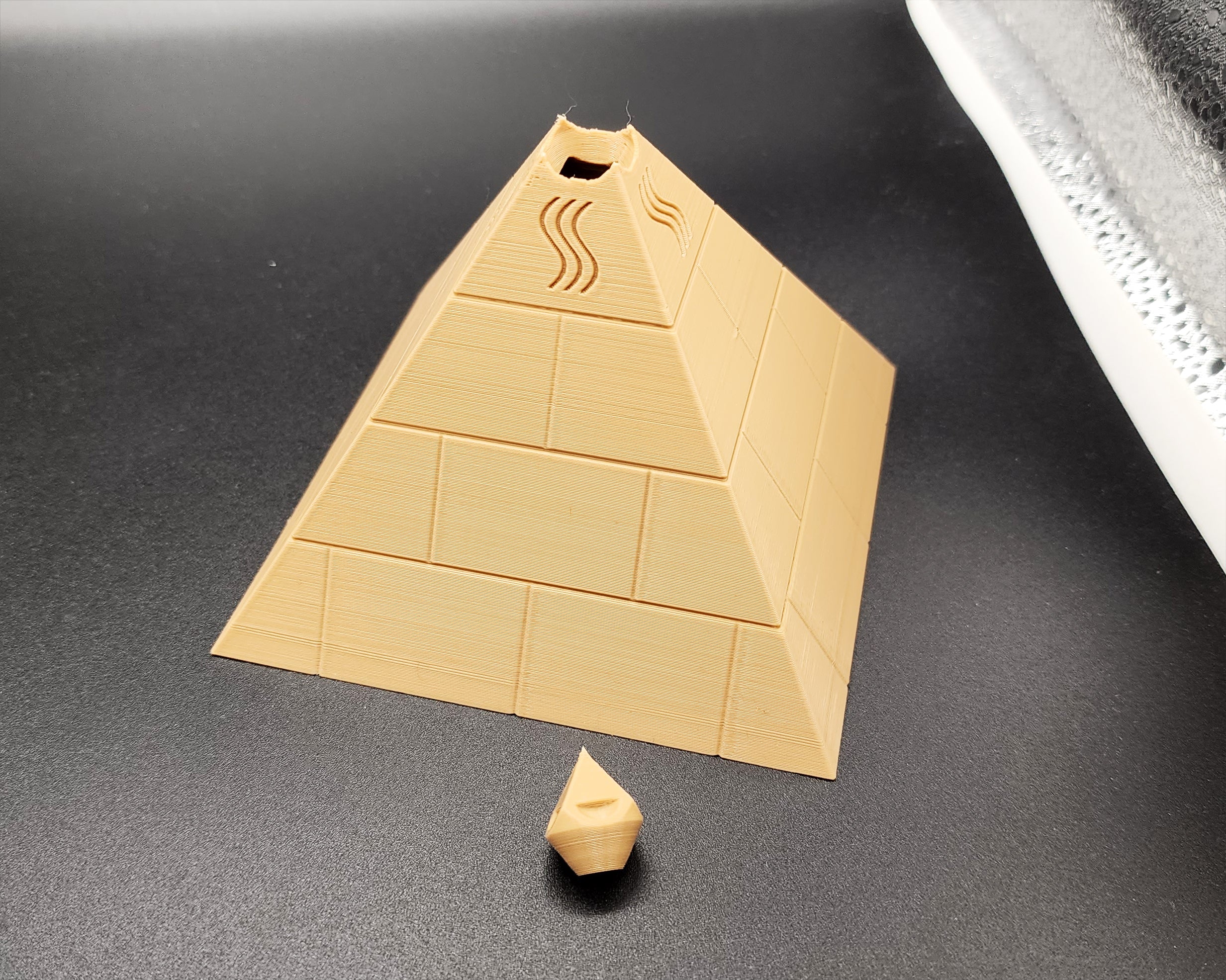 Hollow Pyramid w/Topper