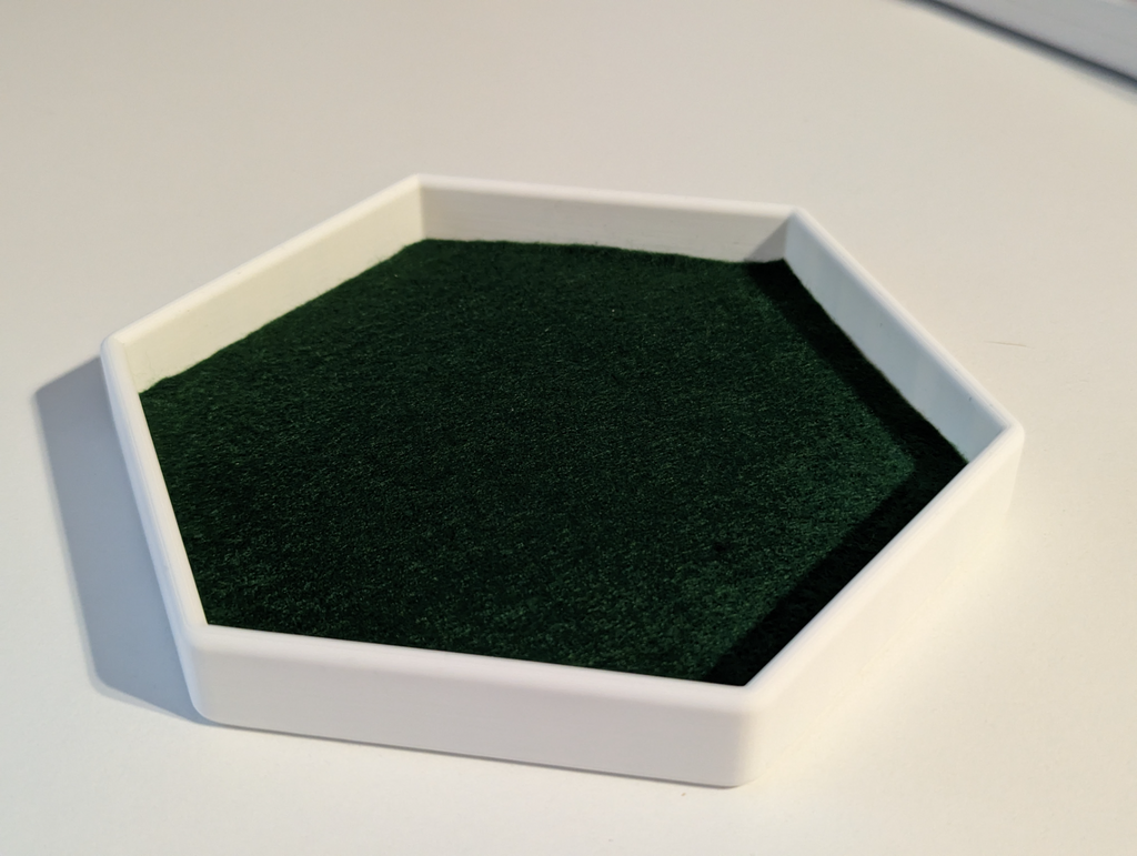 Low profile dice tray with felt cutout template