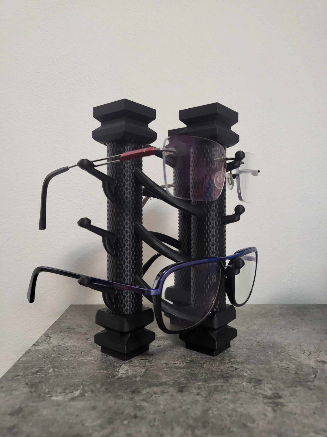 Glasses_stand_by_Gampi
