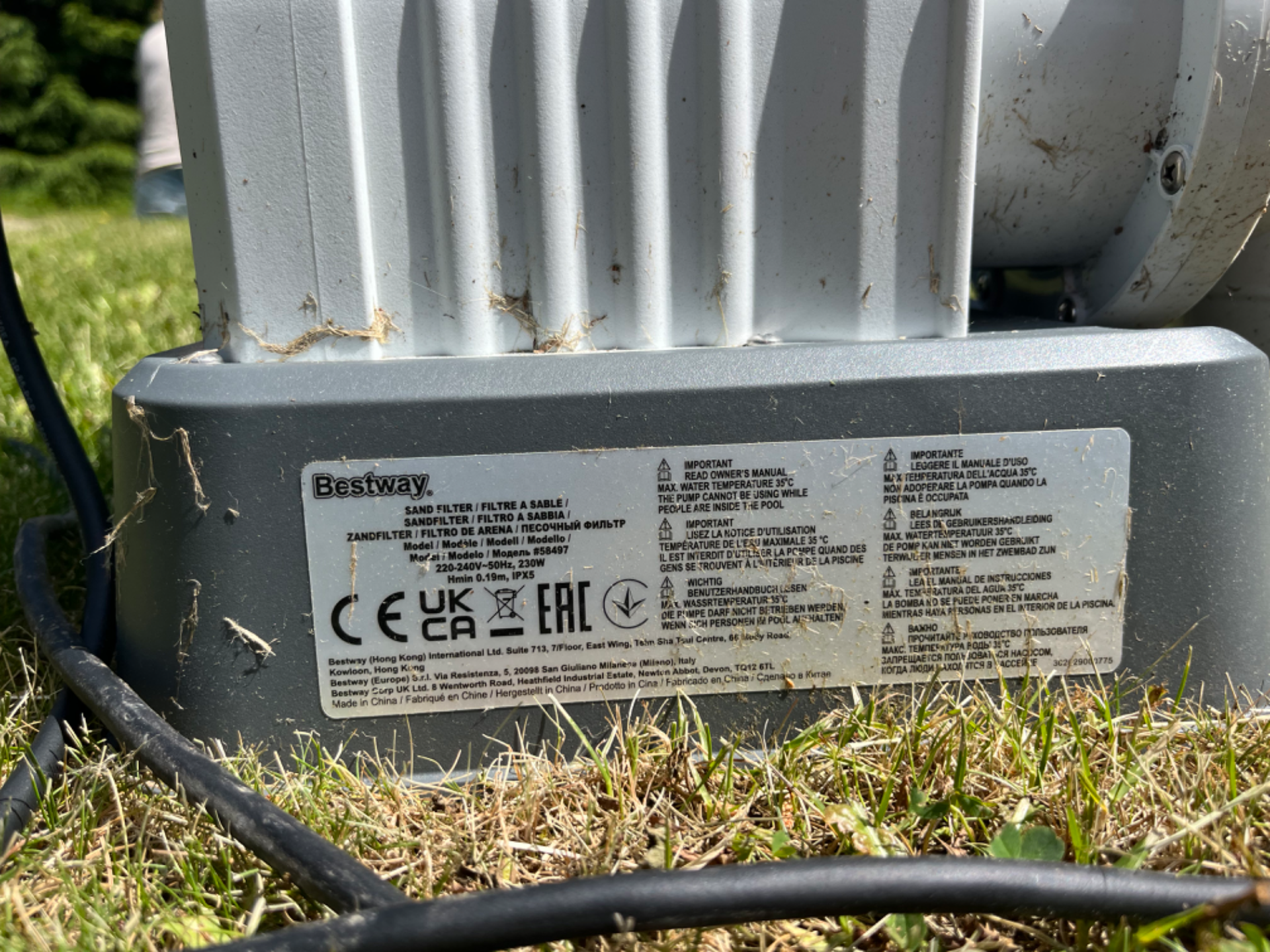 Pool filter retaining ring