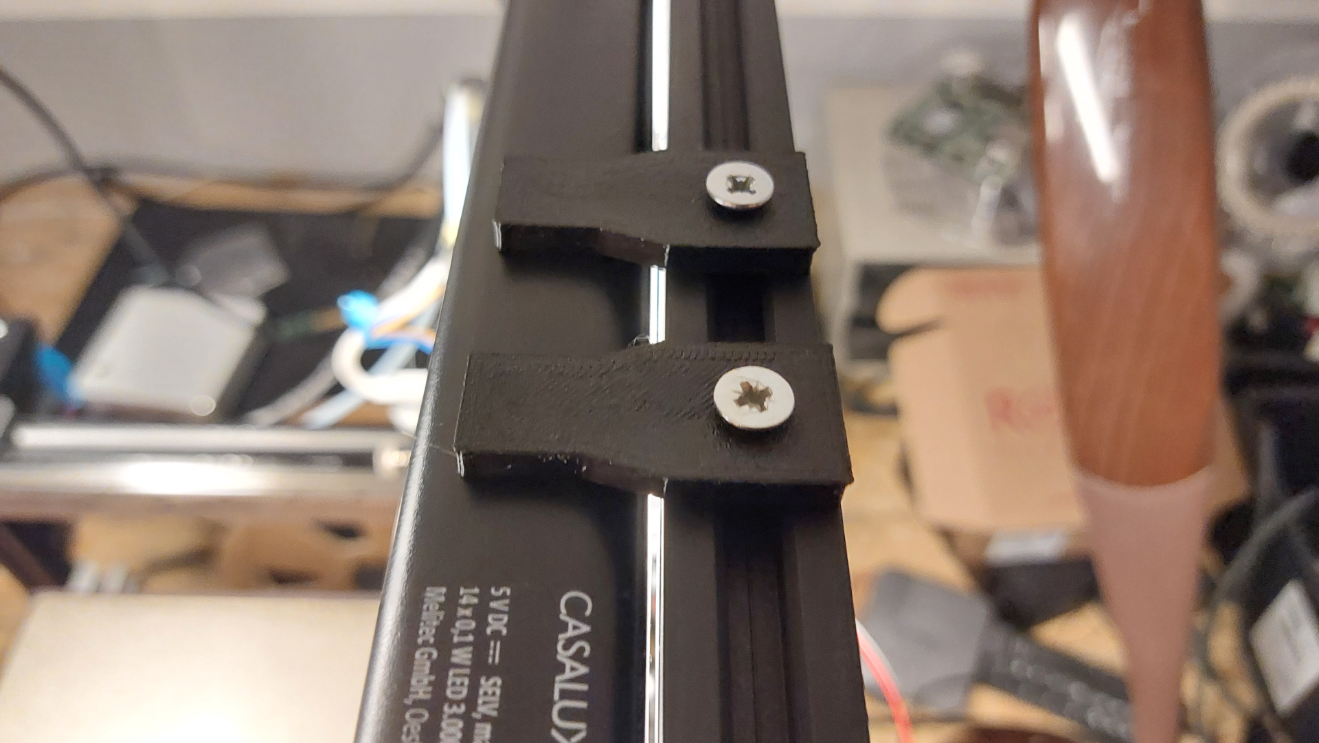 Lightbar holder for 2020 extrusion printers.