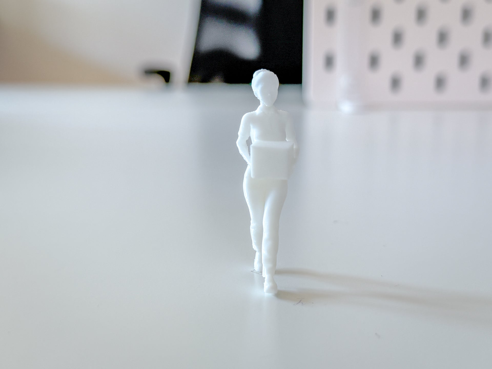 Miniature Delivery Woman for your Diorama