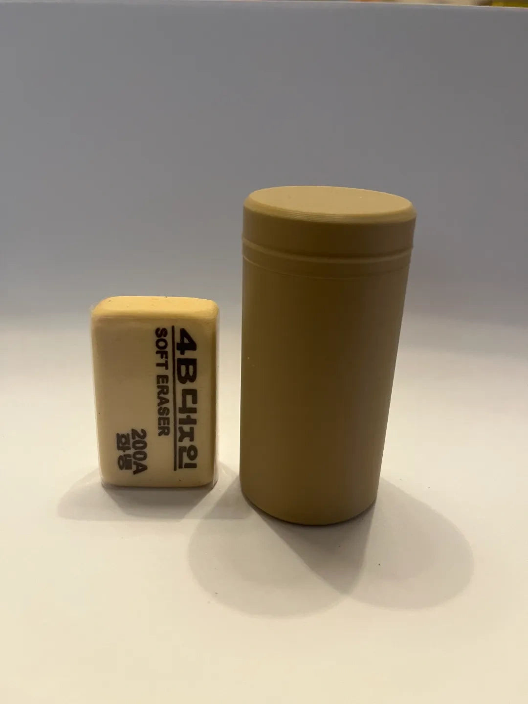 带有卡扣的圆形收纳盒