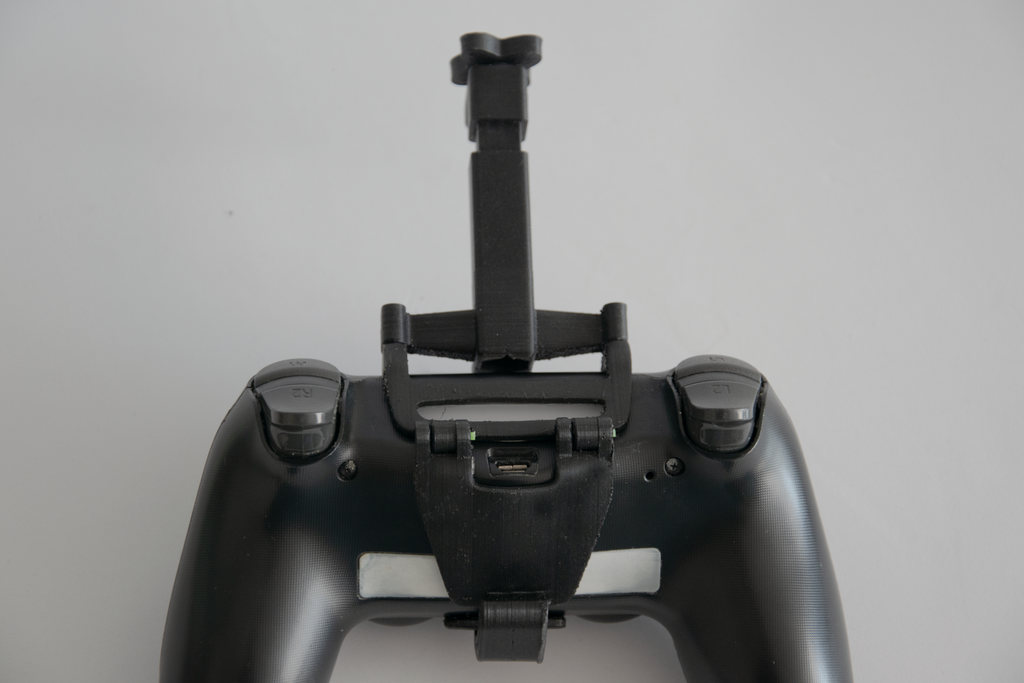 Smartphone mount for PS4 controller (DUALSHOCK 4)