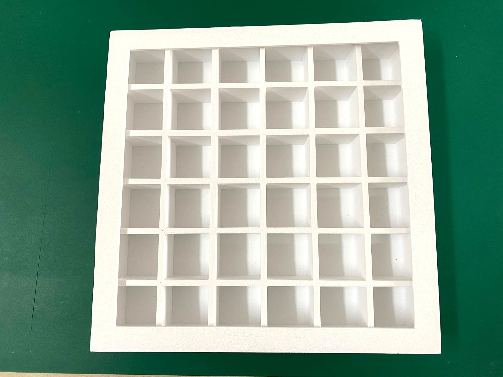 Mineral organizer box