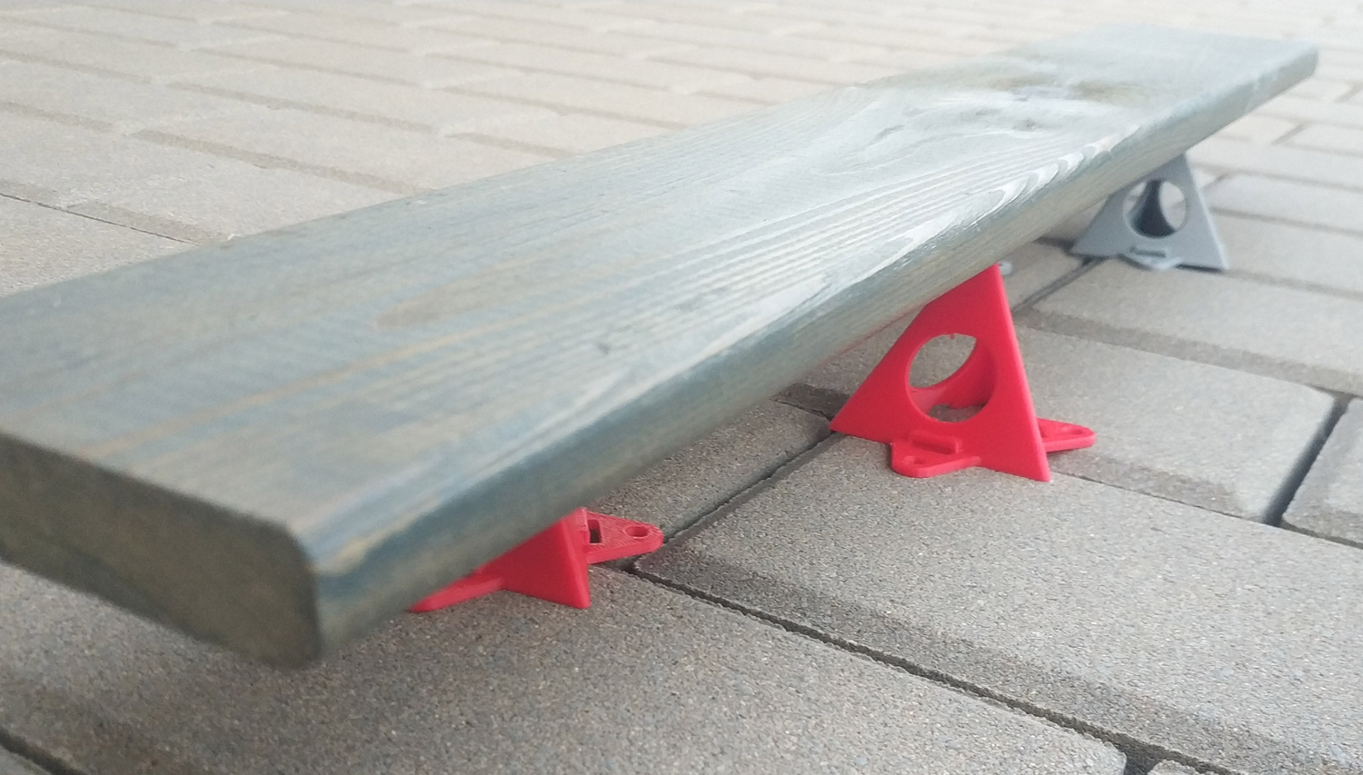 Triangular stand for painting wood
