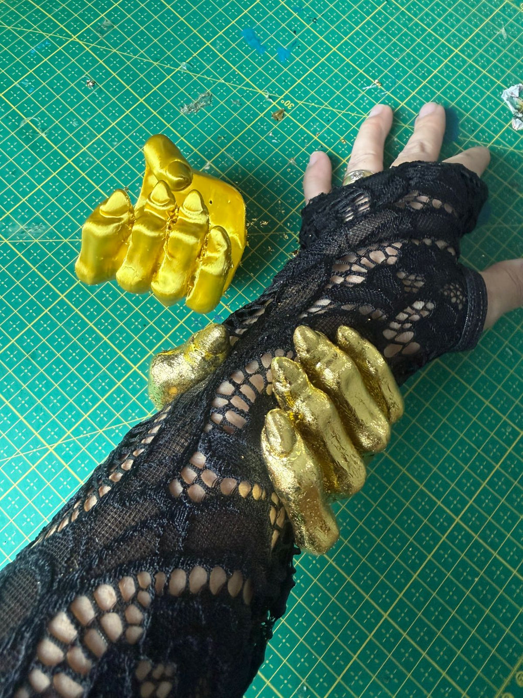 GOLDEN GRIP BRACELET - 3D PRINTED FASHION JEWELRY