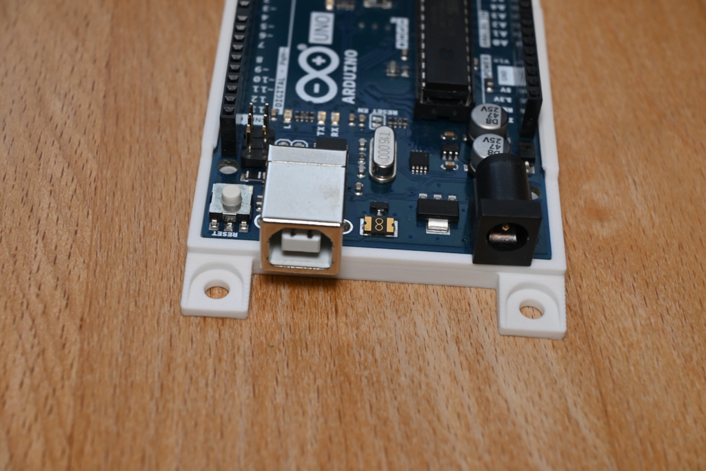 Open, snap-in Arduino UNO mount