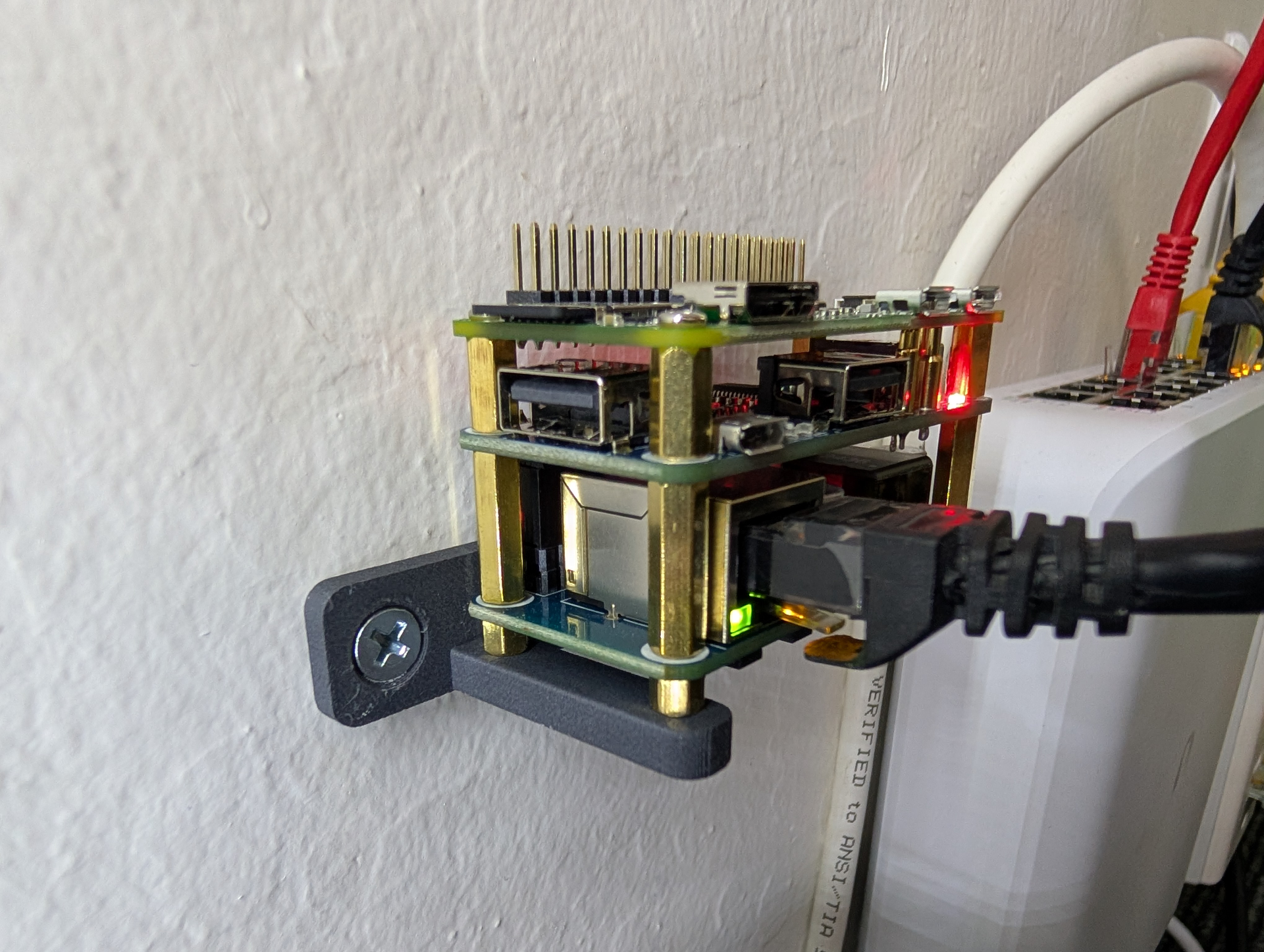 Slim Raspberry Pi Wall Mount (RPi 2-5, Zero)