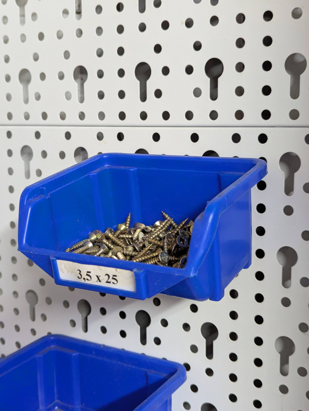 Element Systems CLASSIC Pegboard Box holder