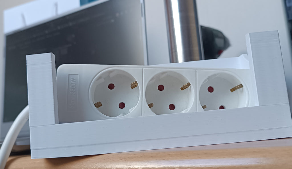 Schreibtisch Kabelbox mit Bohrungen