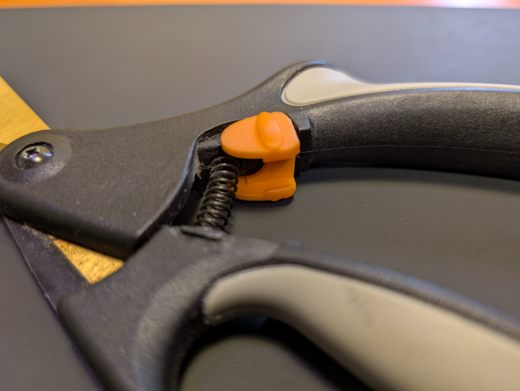 Fiskars Softouch Lock