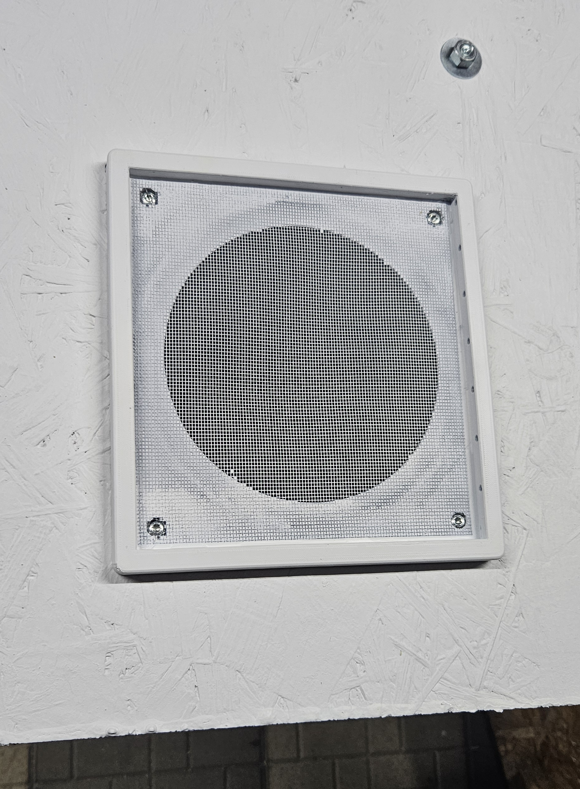 Air conditioner vent outlet with flaps