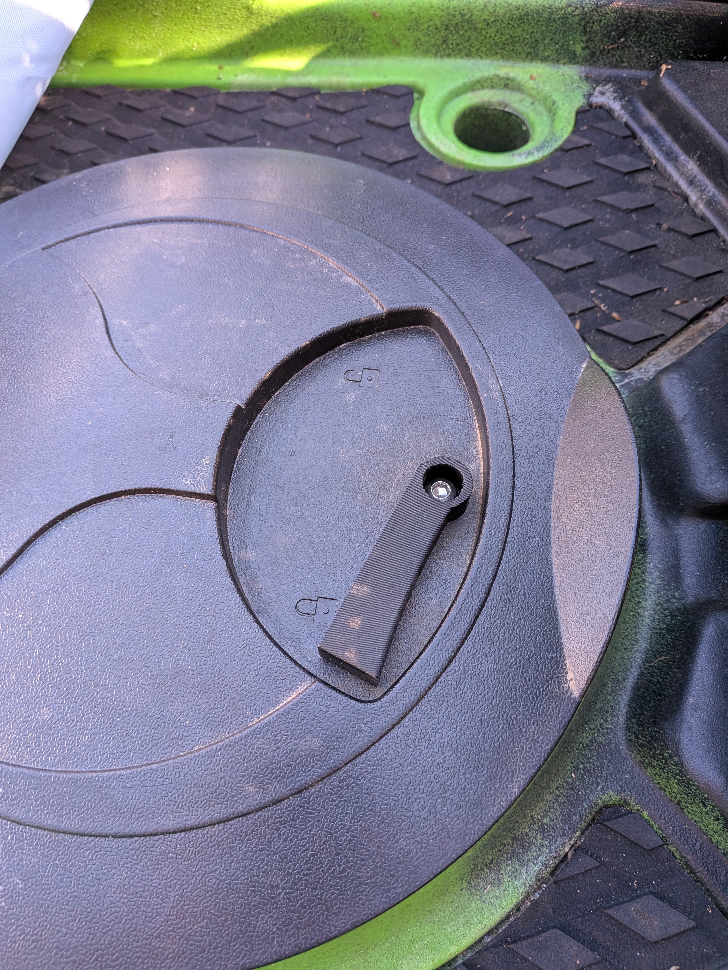 Kayak hatch latch