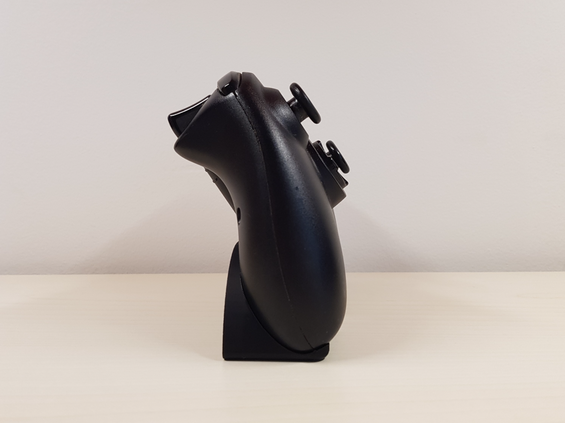 Invisible Xbox 360 Controller Holder Minimalist