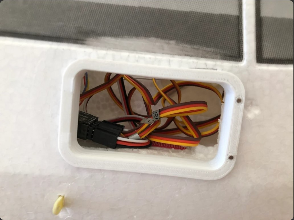 RC Plane FunCUB door battery